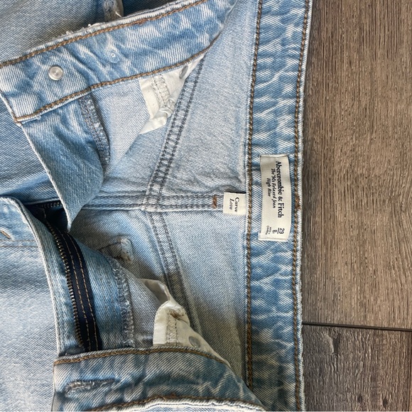 Abercrombie & Fitch Women’s 90s High Rise Light Wash Relaxed Jeans - Picture 3 of 3